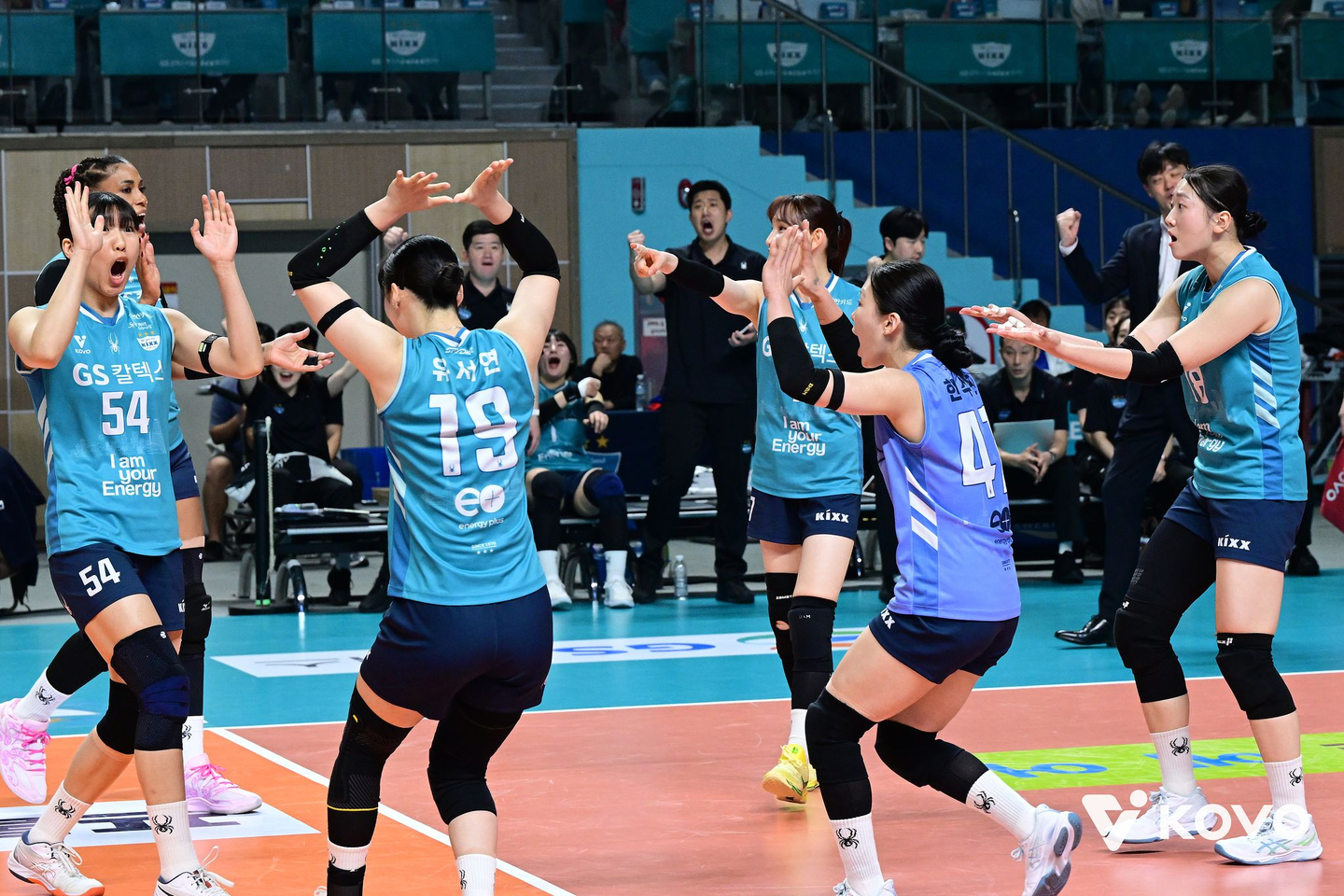Players on the GS Caltex Seoul Kixx, which finished third in the regular season, celebrate after becoming champions in the postseason on April 5. [KOREA VOLLEYBALL FEDERATION]