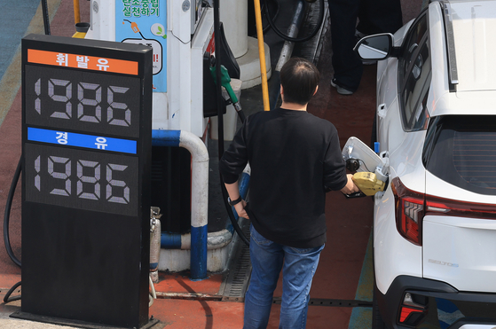 A customer fills his car at a gas station in southern Seoul on April 3. Oil prices are skyrocketing globally as Iran has blocked the Strait of Hormuz and caused supply disruptions of Middle East crude. [NEWS1]