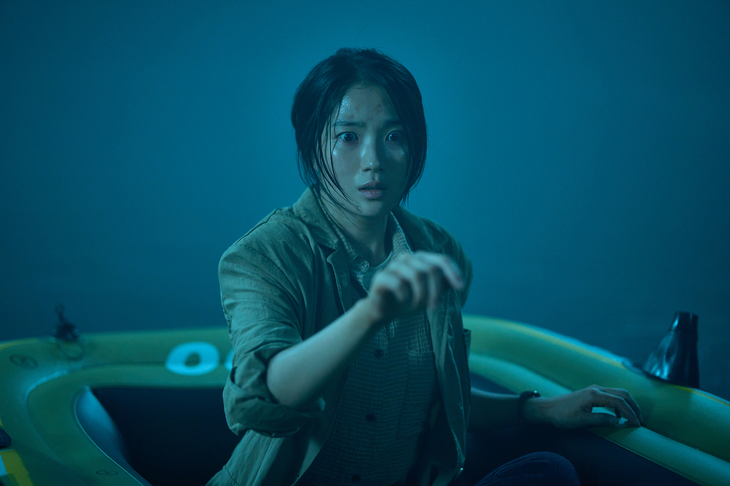 Soo-in, played by Kim Hye-yoon, heads to the Salmokji reservoir with her team for a road view reshoot and encounters mysterious events there in the horror film “Salmokji: Whispering Water.” [SHOWBOX]