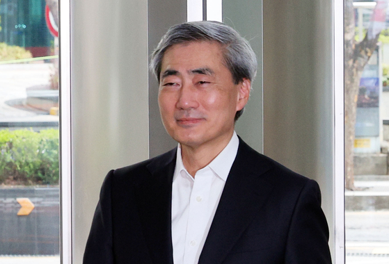 Nominee for Bank of Korea Gov. Shin Hyun-song walks into a meeting in Jung District, central Seoul, on April 1. [YONHAP]