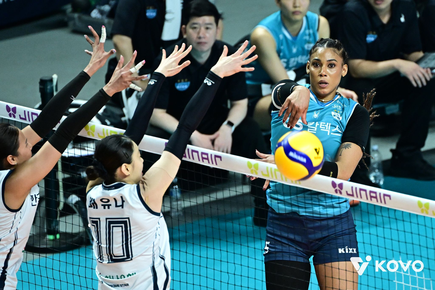 Kixx player Gyselle Silva, right, attacks during a match on April 5 [KOREA VOLLEYBALL FEDERATION]