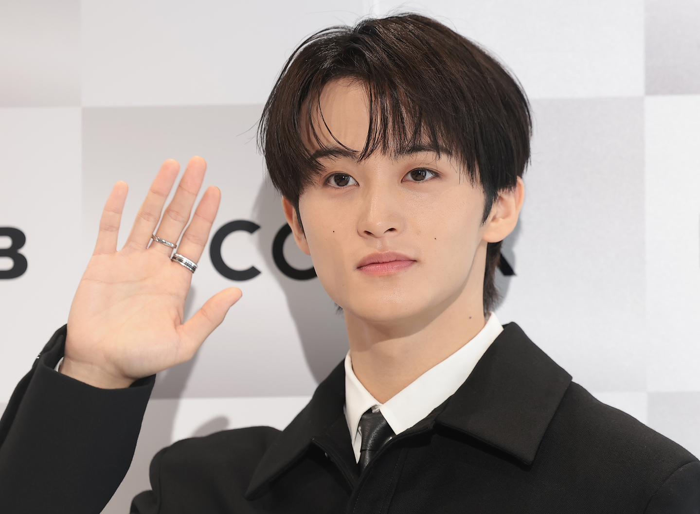Mark of boy band NCT waves during a promotional event for a cosmetic brand at Stage35 Seongsu in Seongdong District, eastern Seoul on Nov. 24, 2025. [NEWS1]