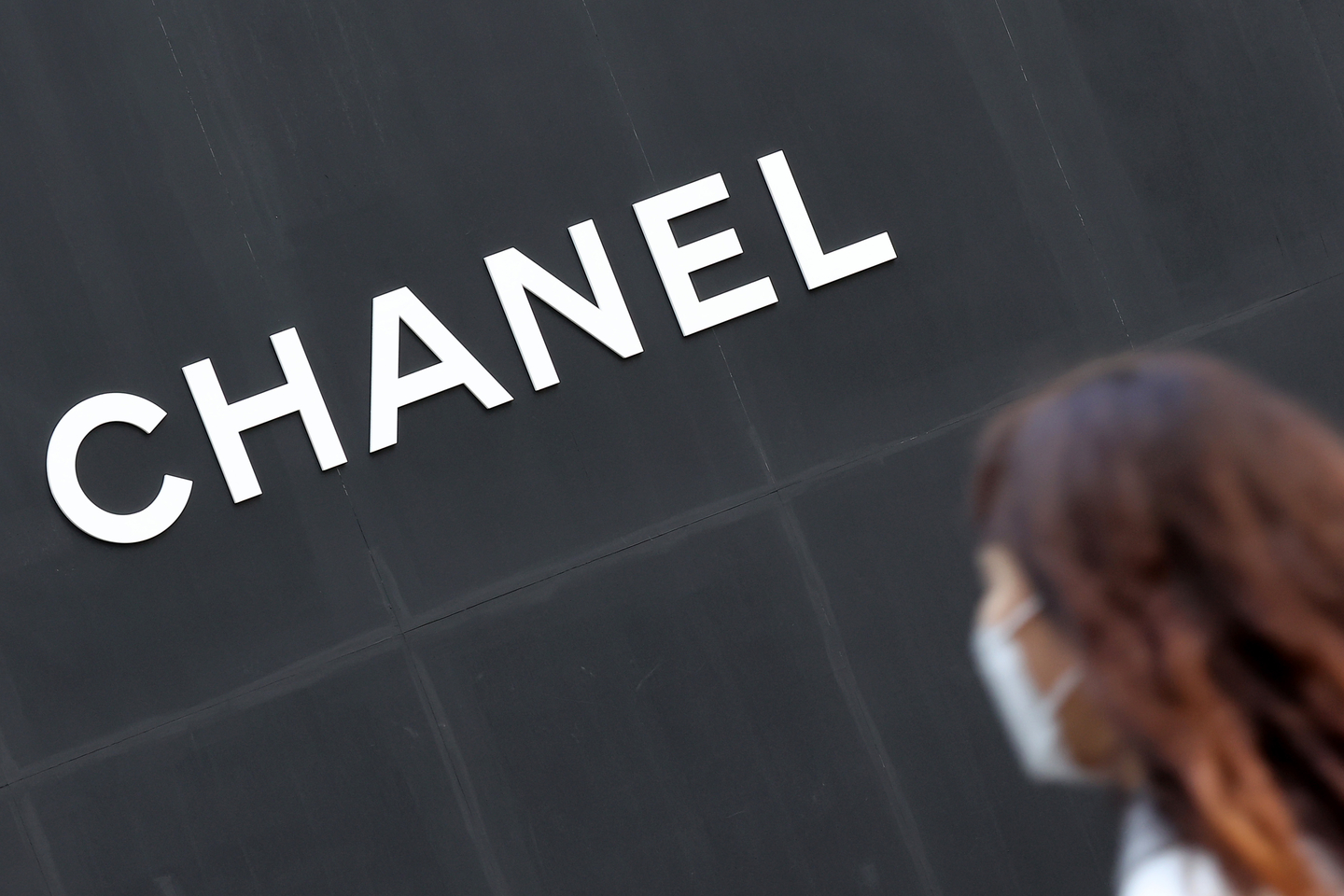Chanel's logo is seen at a Chanel store in Seoul on Dec. 20, 2021. [NEWS1]