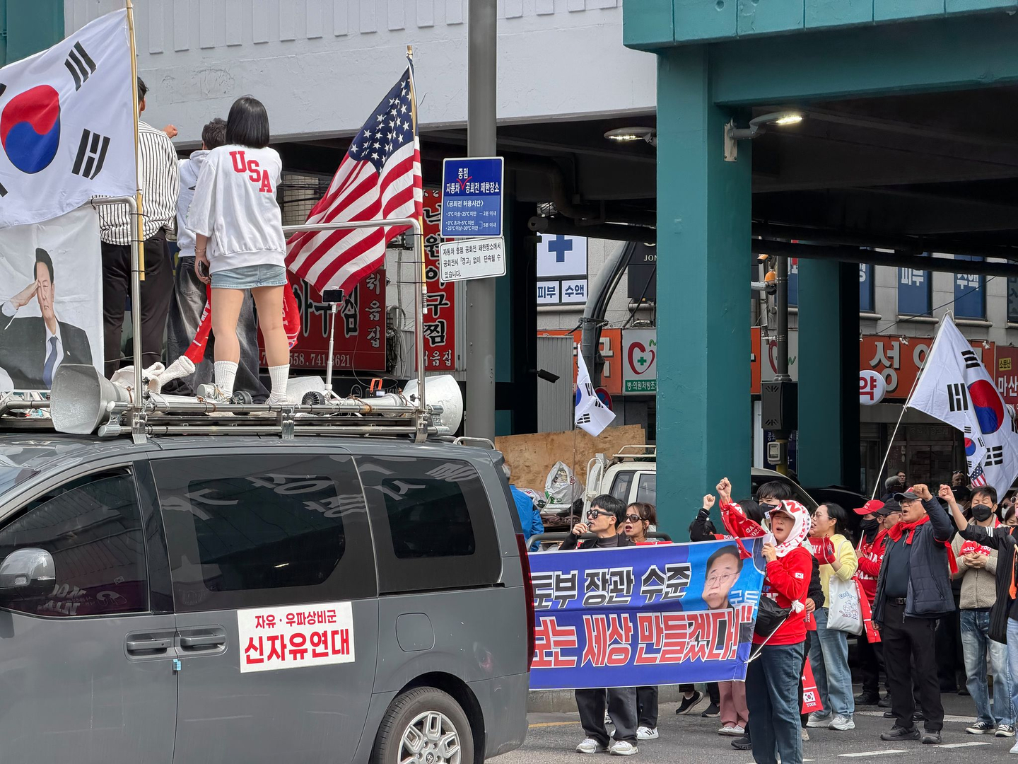 A “Yoon Again” march heads toward exit 5 of Anguk Station near the Constitutional Court in Jongno District, central Seoul, on April 4. [IM SOUNG-BIN]