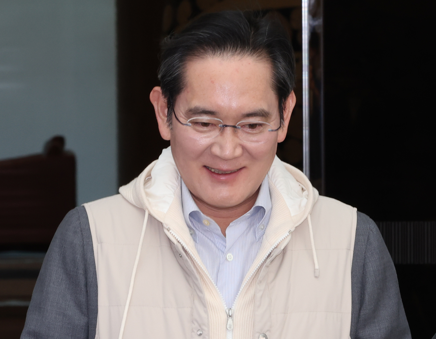Samsung Electronics Executive Chairman Lee Jae-yong arrives at the Seoul Gimpo Business Aviation Center in western Seoul on March 13 after a business trip to Europe. [YONHAP]