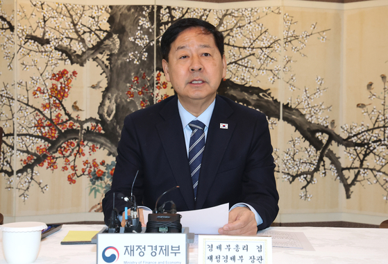 Finance Minister Koo Yun-cheol speaks at a conference on macroeconomics at the government complex in central Seoul on April 1. [NEWS1]