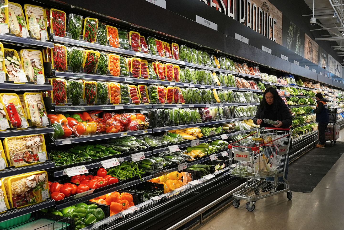 A person shops at a grocery store in Schaumburg, Illinois, on April 2. [AP/YONHAP]