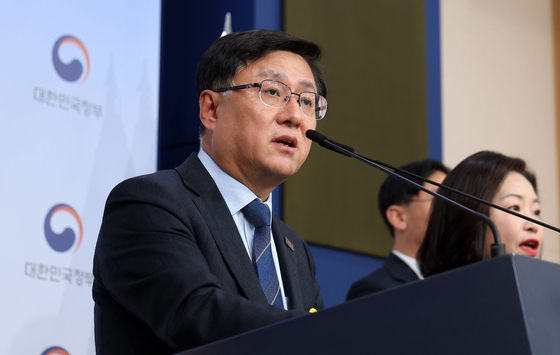Climate Minister Kim Sung-whan speaks during a press briefing on the government's renewable energy transition plan at the Central Government Complex in Jongno District, central Seoul, on April 6. [NEWS1] 