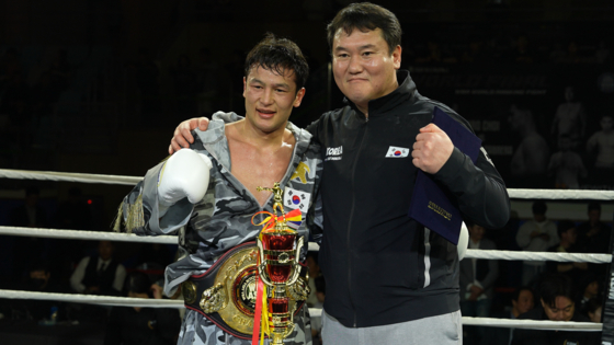 Choi Siro celebrates his victory over Giovanni Cabrera at the Namyangju Sports Complex indoor gymnasium in Gyeonggi on April 5. [FW1] 