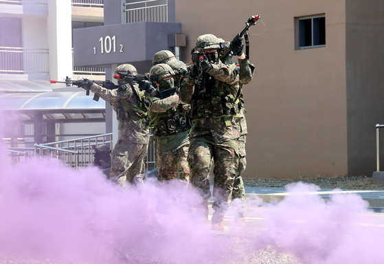 Korean Army soldiers train at a training ground in Incheon on April 2. [YONHAP]
