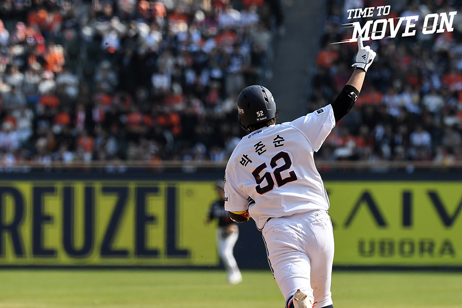 Doosan Bears’ Park Jun-soon celebrates during a game against the Hanwha Eagles at Jamsil Baseball Stadium in Songpa District, southern Seoul, on April 5. [DOOSAN BEARS]