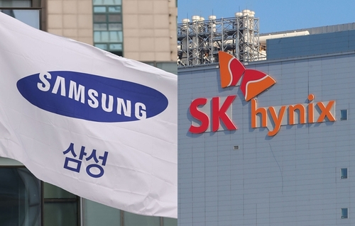 Samsung Electronics flag, left, and SK hynix's Icheon headquarters in Gyeonggi [YONHAP]