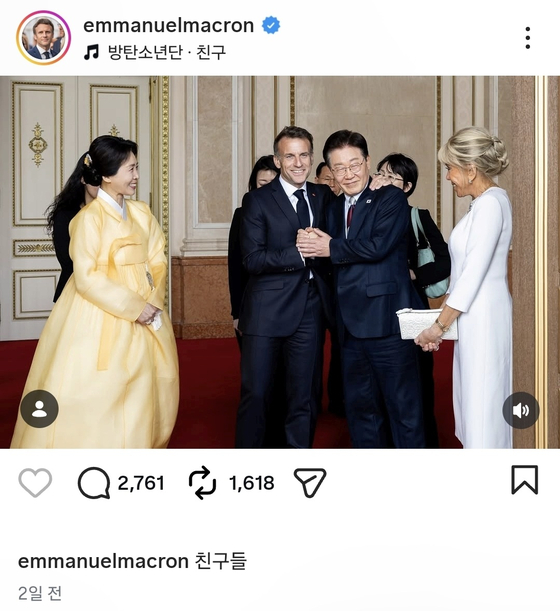 France's first lady Brigitte Macron, right, and French President Emmanuel Macron, second from left, meet with President Lee Jae Myung, second from right, and Korea's first lady Kim Hea Kyung. [SCREEN CAPTURE]