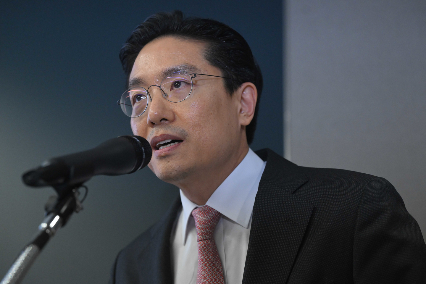 Sam Chun Dang Pharm CEO Chun In-seok speaks on April 6 to address rumors surrounding the company’s recent stock dip at a press conference held at the company’s building in southern Seoul. [JOINT PRESS CORPS]