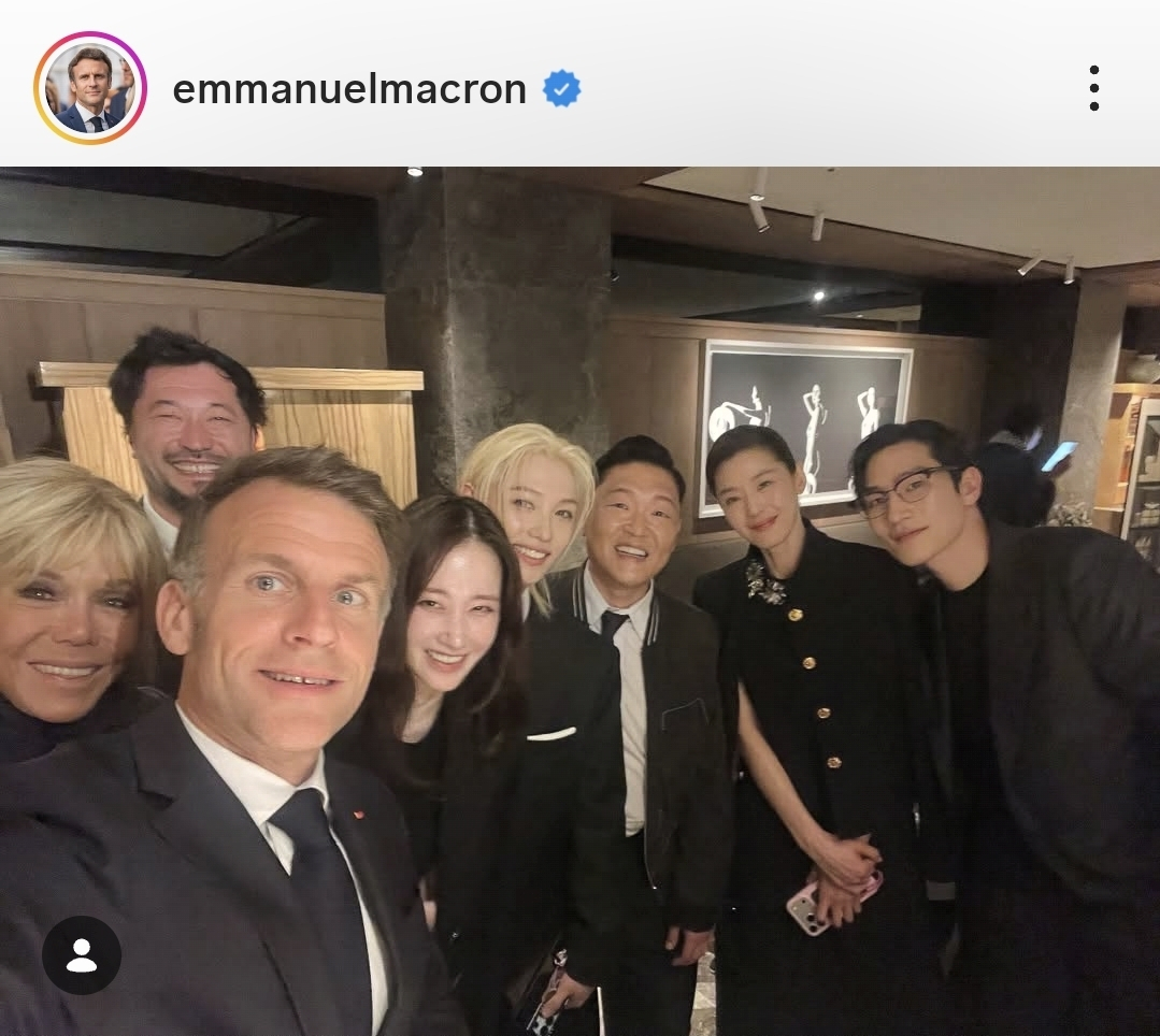 From left in the front row, France's first lady Brigitte Macron; French President Emmanuel Macron; actor Jeon Jong-seo; singers Felix of Stray Kids and Psy and actors Jun Ji-hyun and Noh Sang-hyun pose for a photo. The photo was uploaded to the French President's Instagram on April 3. [SCREEN CAPTURE]