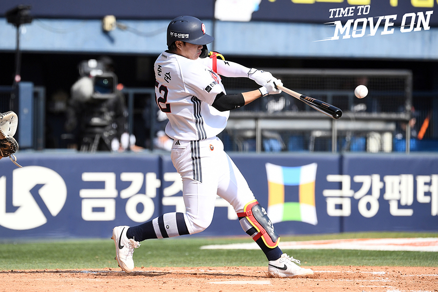 Doosan Bears’ Park Jun-soon hits the ball during a game against the Hanwha Eagles at Jamsil Baseball Stadium in Songpa District, southern Seoul, on April 5. [DOOSAN BEARS]