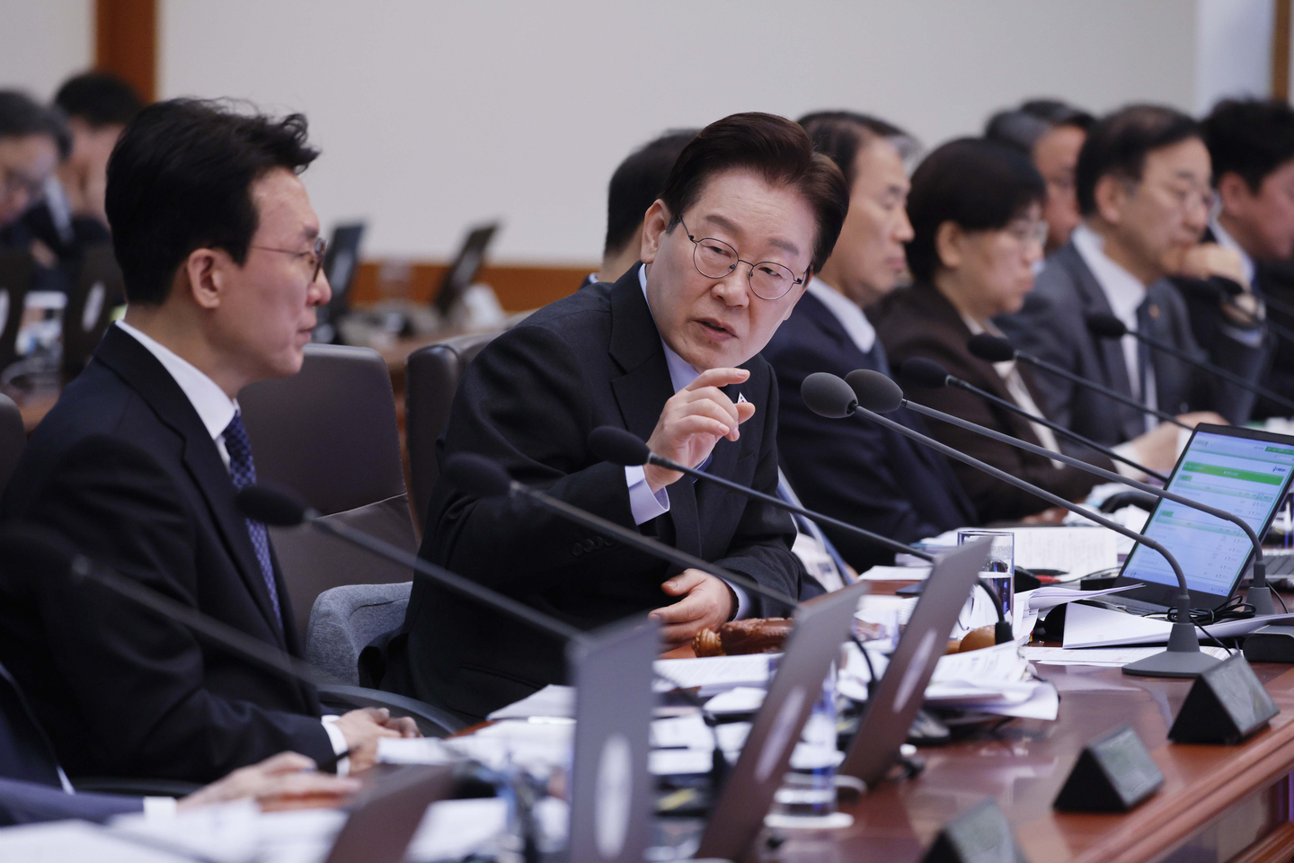 President Lee Jae Myung leads the 14th Cabinet meeting and the fourth emergency economic council at the Blue House on April 6. [JOINT PRESS CORPS]