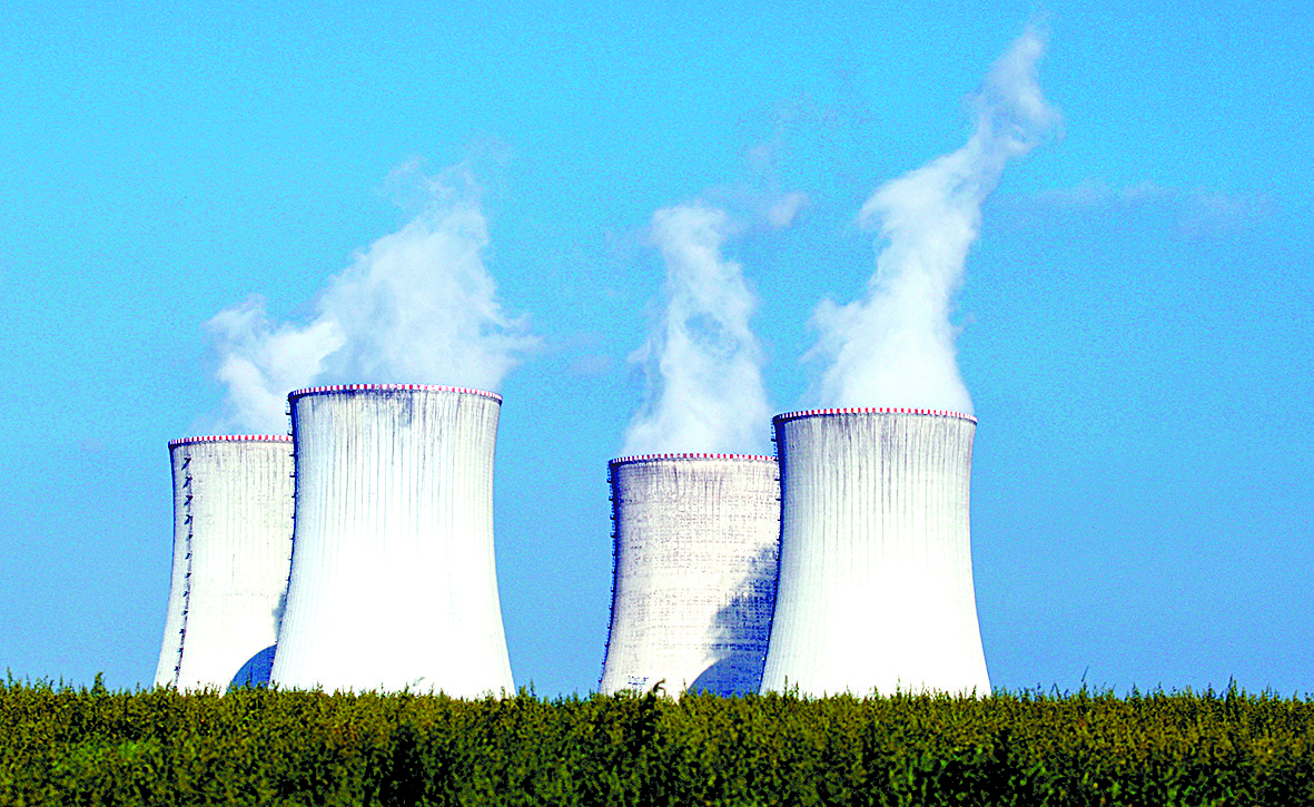 Four of the cooling towers of the Dukovany nuclear power plant rise high above the natural surroundings of Dukovany, Czech Republic, Sept. 27, 2011. [AP/YONHAP]