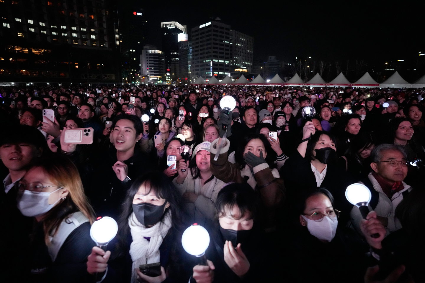Fans cheer during the "BTS the Comeback Live: Arirang" performance held at Gwanghwamun Square in central Seoul on March 21. [AP/YONHAP]