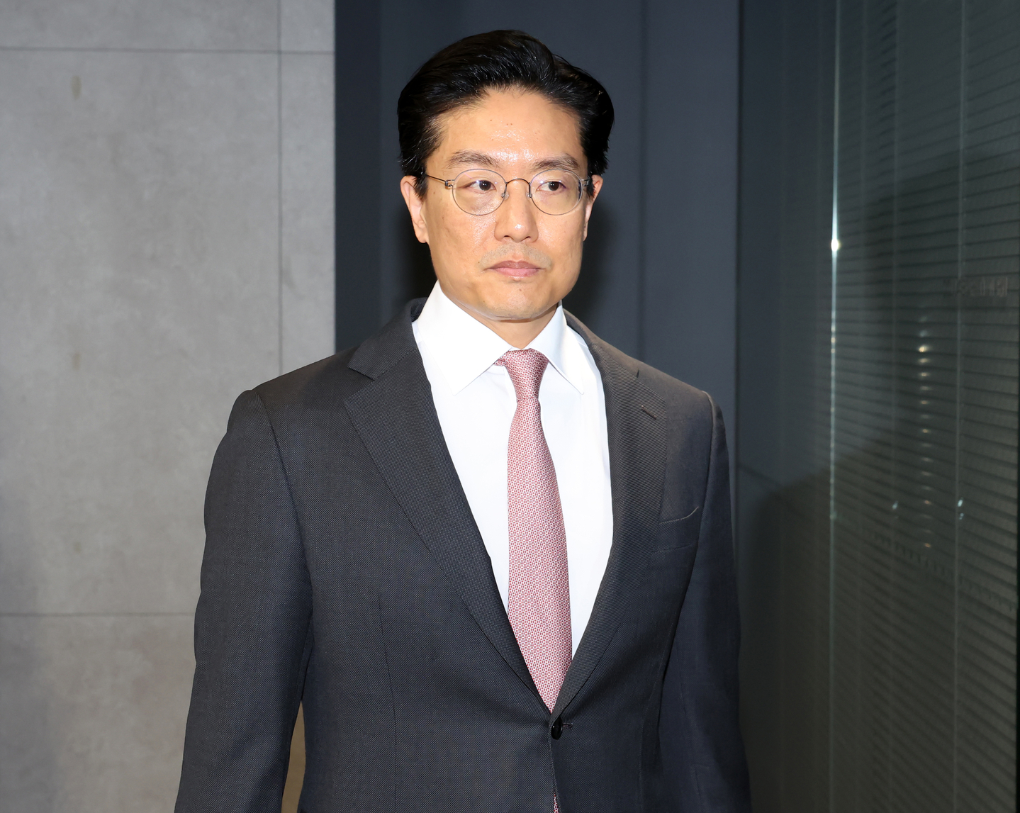 Sam Chun Dang Pharm CEO Chun In-seok attends a press conference on April 6 to address rumors surrounding the company’s recent stock dip at the company’s building in southern Seoul. [JOINT PRESS CORPS]