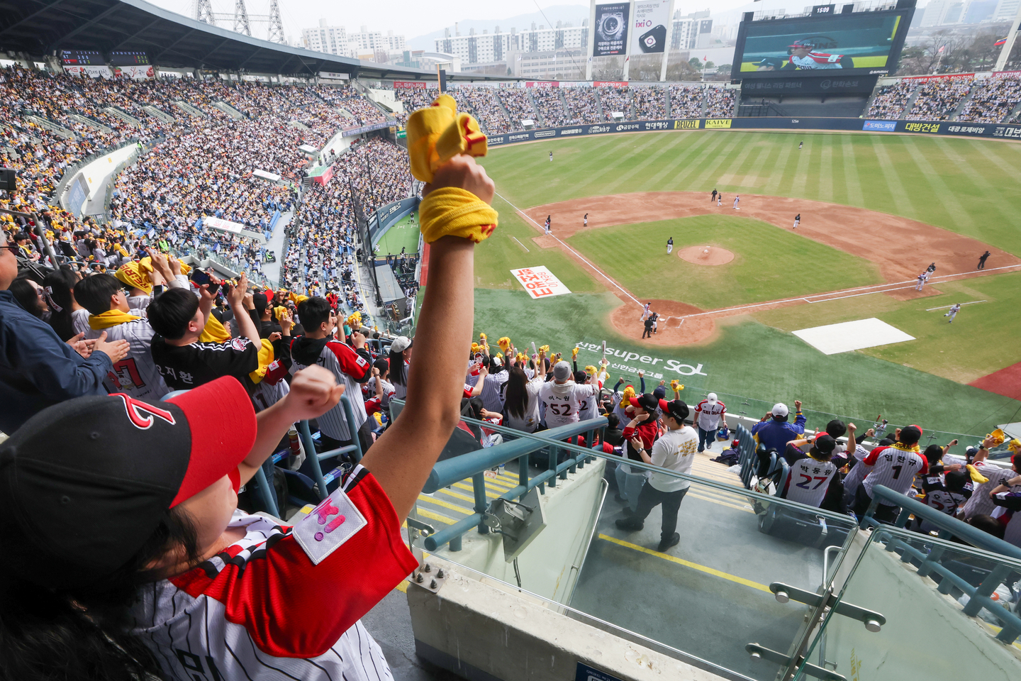 Fans cheer on the LG Twins and KT Wiz at a KBO League game at Jamsil Baseball Stadium in Songpa District, southern Seoul, on March 29. [YONHAP]