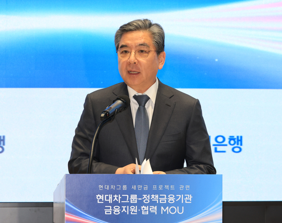 Hyundai Motor Group Vice Chair Chang Jae-hoon speaks at a signing ceremony at the Korea Development Bank headquarters in Yeouido, Seoul, on April 6, where the group signed a memorandum of understanding with policy lenders to advance its 9 trillion won ($5.9 billion) project to develop the Saemangeum reclaimed area into a future mobility innovation hub. [YONHAP]