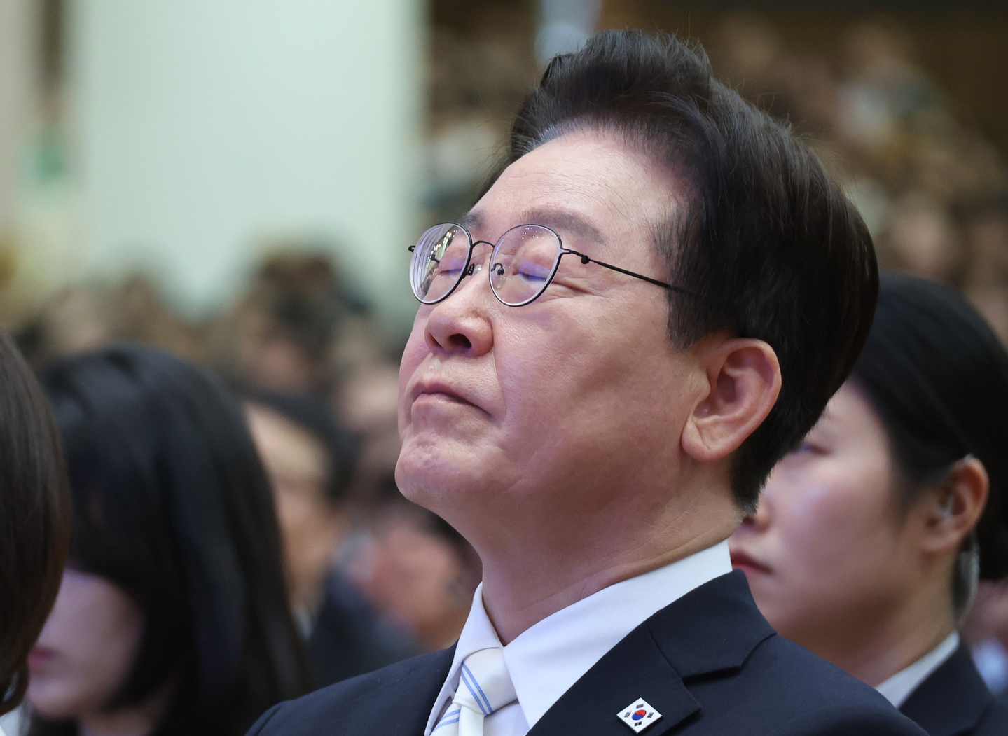 President Lee Jae Myung listens to a sermon during an Easter service at Yoido Full Gospel Church in Seoul on April 5. [YONHAP]