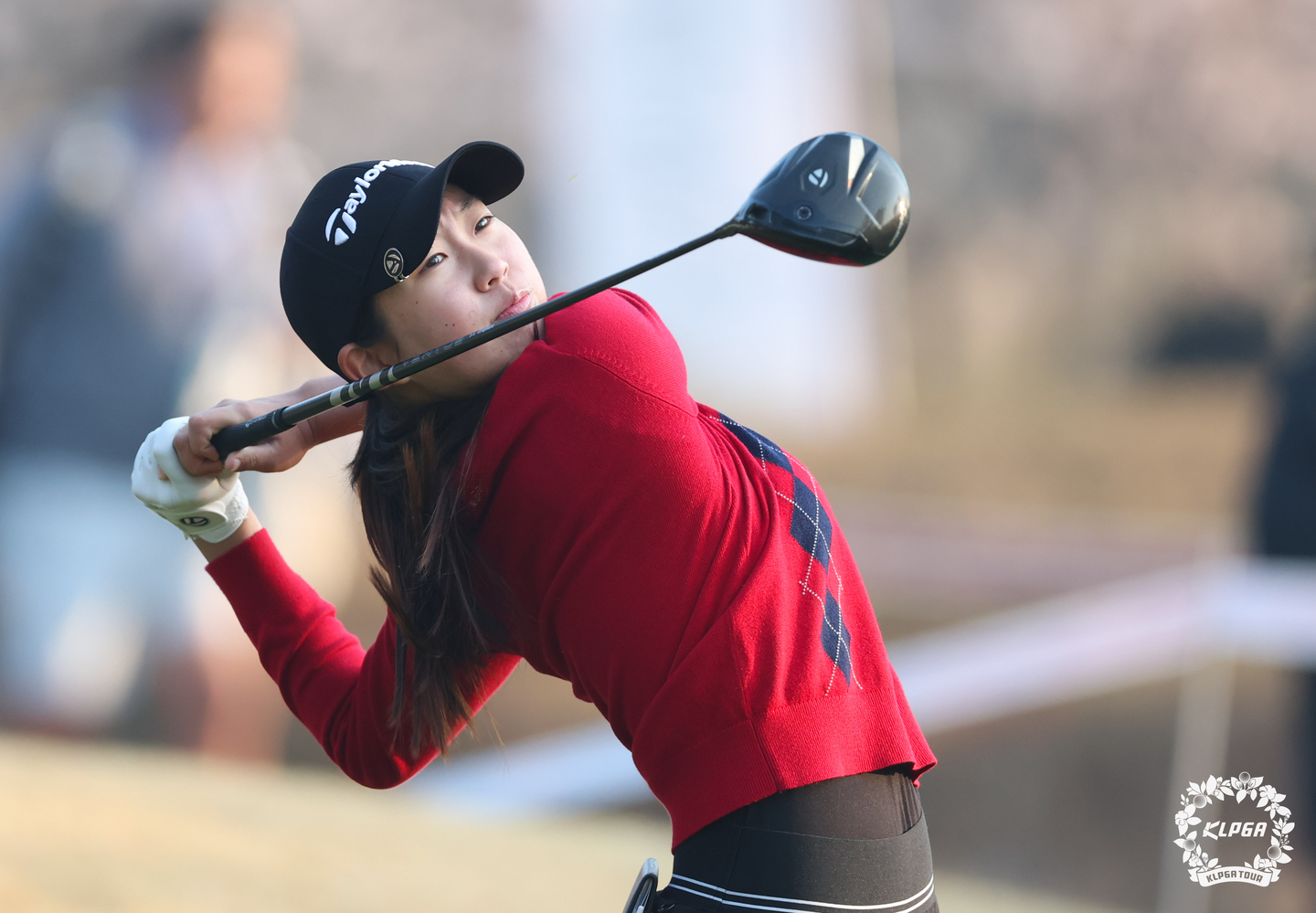Kim Seo-ah tees off on the 10th hole during the first round of the 2026 KLPGA Siena Open at the Siena Velluto Country Club in Yeoju, Gyeonggi, on April 2. [KLPGA]