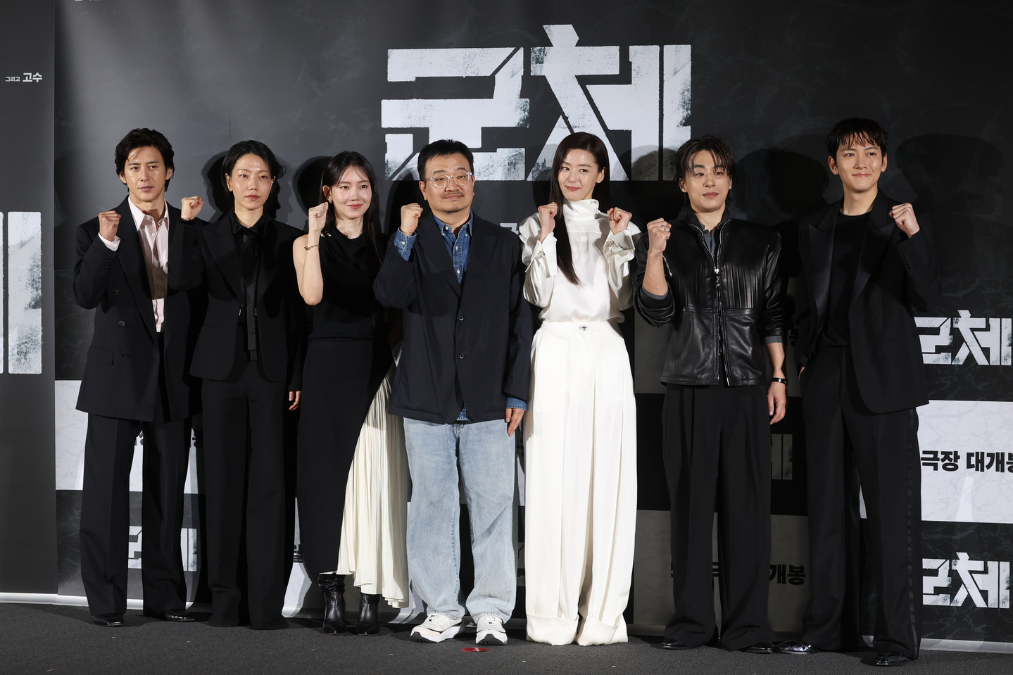 The director and cast of zombie film ″Colony″ pose for photos during the film's press conference held in Yongsan District, central Seoul, on April 6. From left are actors Go Soo, Kim Shin-rock, Shin Hyun-been, director Yeon Sang-ho, actors Jun Ji-hyun, Koo Kyo-hwan and Ji Chang-wook. [YONHAP]