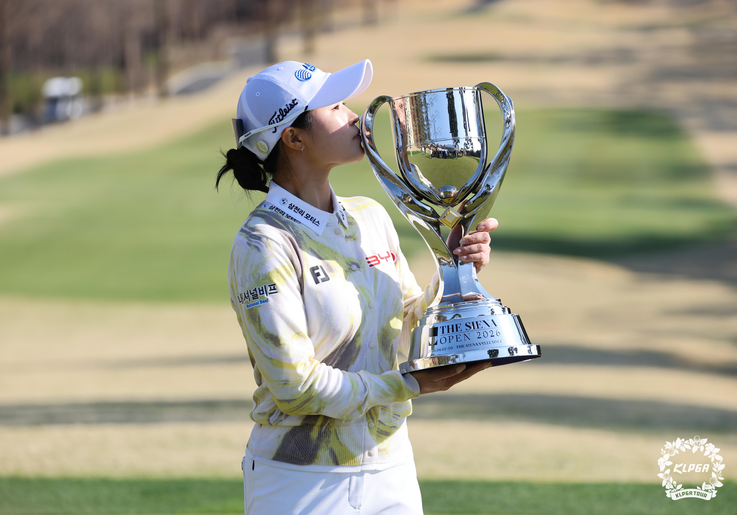 Ko Ji-won kisses the trophy after securing victory at the 2026 KLPGA Siena Open at the Siena Velluto Country Club in Yeoju, Gyeonggi, on April 5. [KLPGA]