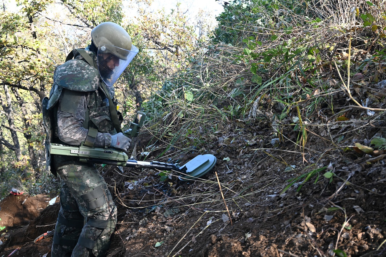 Korean troops conduct mine and explosive ordnance detection during recovery operations for Korean War (1950-53) remains at Arrowhead Ridge, a former battlefield in the demilitarized zone, in this photo released on Dec. 1, 2025. [MINISTRY OF NATIONAL DEFENSE]