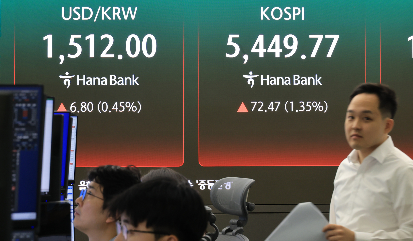 A screen in Hana Bank's trading room in central Seoul shows the Kospi on April 6. [YONHAP]