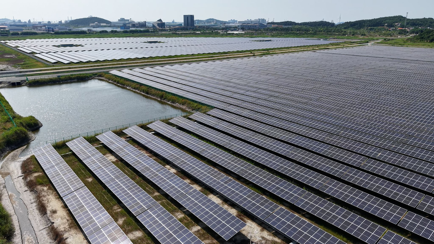 A photo of a solar power facility in Saemangeum, a massive land reclamation and development project on the west coast of North Jeolla [SAEMANGEUM DEVELOPMENT AND INVESTMENT AGENCY] 