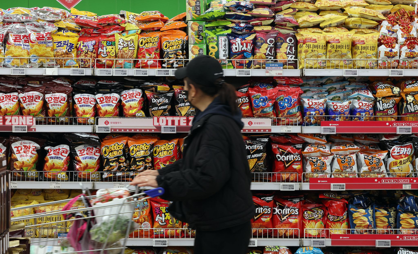 Snacks are displayed at the Yangjae branch of Hanaro Mart in Seocho District, southern Seoul, on March 19. [NEWS1]
