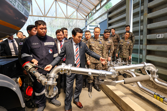 Defense Minister Ahn Gyu-back, center, visits an oil storage facility at the Korean Air Force's 8th Fighter Wing in Wonju, some 140 kilometers (87 miles) east of Seoul, on April 7. [MINISTRY OF DEFENSE]