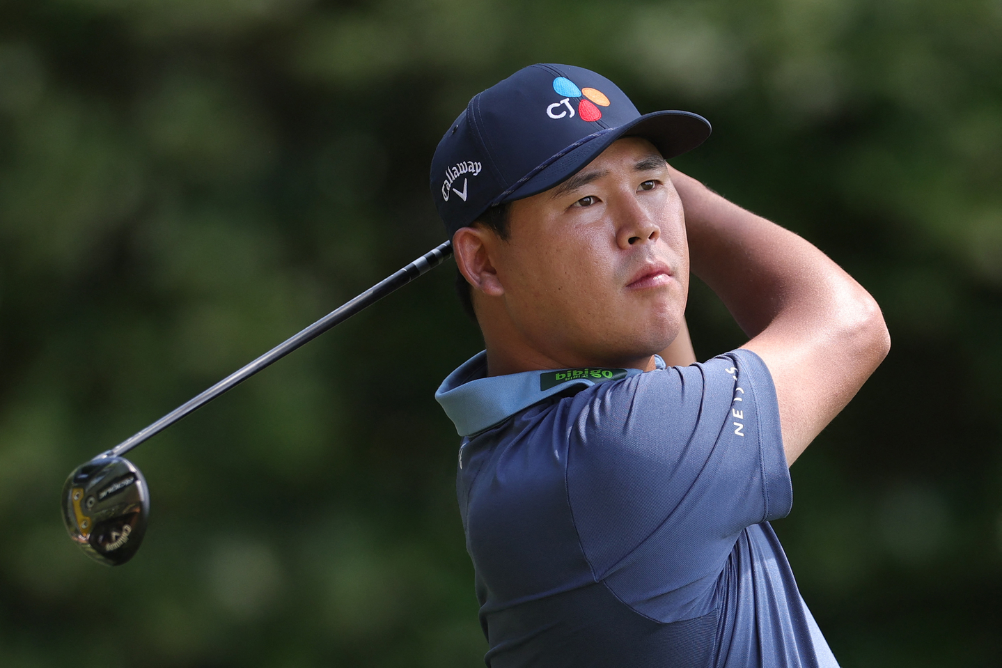 Kim Si-woo plays his shot from the sixth tee during the final round of the RBC Heritage 2025 at Harbour Town Golf Links on April 20, 2025, in Hilton Head, South Carolina. [AFP/YONHAP]