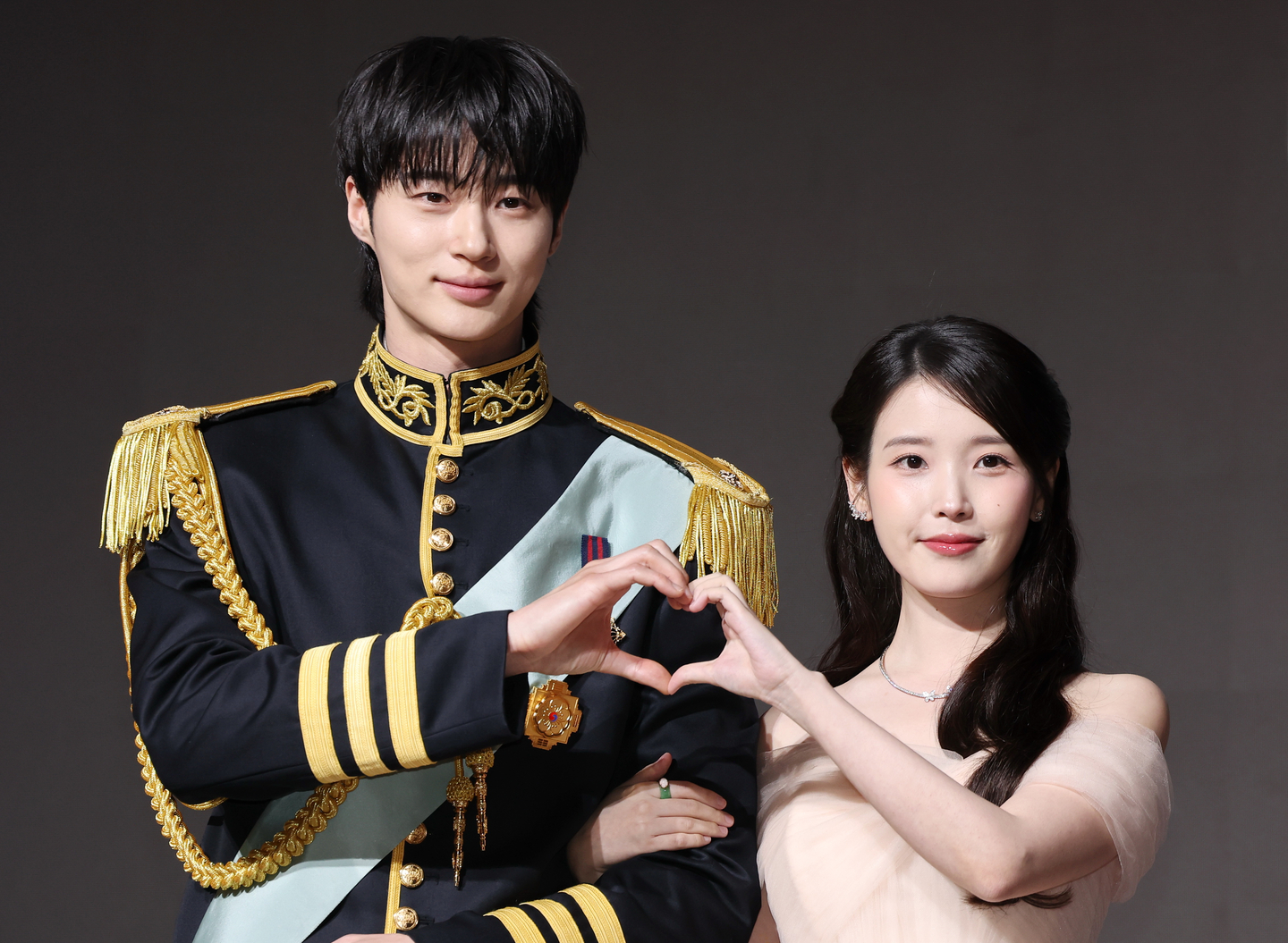 Actors Byeon Woo-seok, left, and IU pose for photos during a press conference for MBC's romance series ″Perfect Crown″ in Gangnam District, southern Seoul, on April 6. [YONHAP]