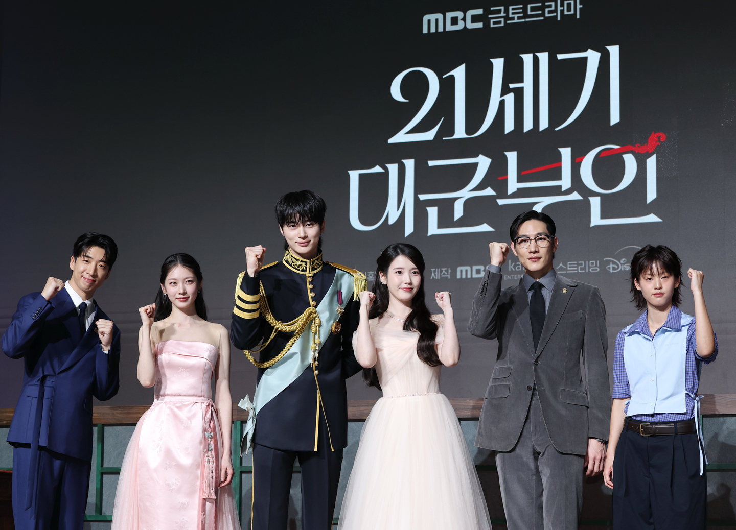 The cast of MBC's romance series ″Perfect Crown″ poses for photos during the show's press conference held in Gangnam District, southern Seoul, on April 6. From left are actors Yu Su-bin, Gong Seung-yeon, Byeon Woo-seok, IU, Noh Sang-hyun and Lee Yeon. [YONHAP]
