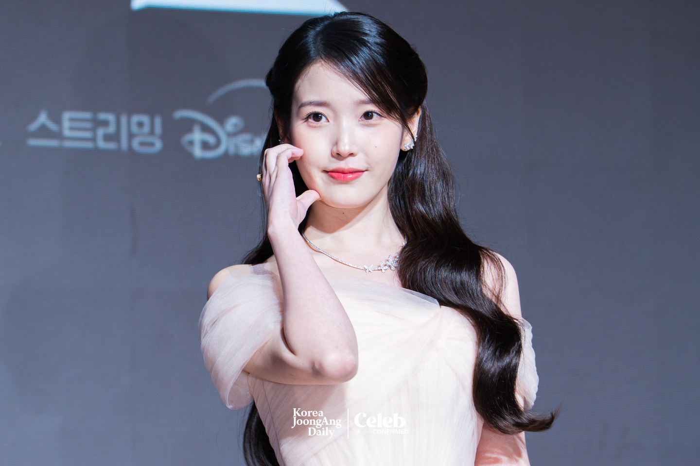 Singer and actor IU poses for photos during a press conference for the MBC series “Perfect Crown″ at the Josun Palace Hotel in Gangnam District, southern Seoul, on April 6. [DANIELA GONZALEZ PEREZ]
