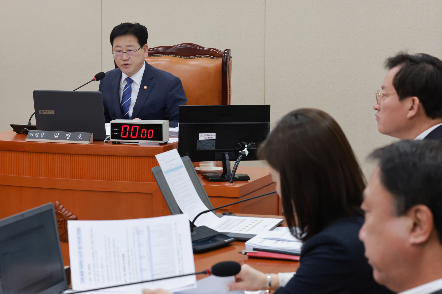 Rep. Kim Jung-ho, left, speaks at the beginning of a meeting of the National Assembly's Climate, Energy, Environment, and Labor Committee in Yeouido, western Seoul, on April 7. [YONHAP]