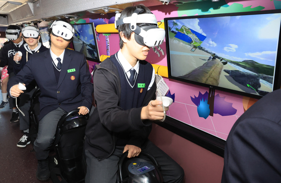 Students try out a horseback riding simulation using immersive virtual reality at a booth during the Seoul Skilled Competition at Seoul Technical High School in Dongjak District on April 7. [YONHAP]
