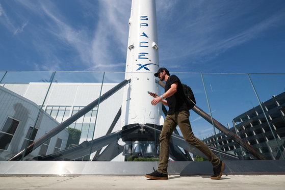A SpaceX Falcon 9 rocket is displayed outside a SpaceX facility in Hawthorne, California on March 26. SpaceX, the company founded by tech billionaire Elon Musk, will soon file for an initial public share offering in June that could raise a whopping $75 billion for his extraterrestrial ambitions, a report said on March 24. [AFP/YONHAP]