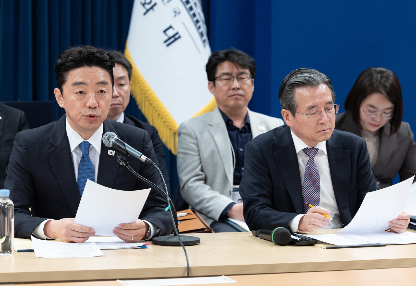 Kang Hoon-sik, left, presidential chief of staff, and Kim Yong-beom, presidential chief of staff for policy, take part in a press conference on the Middle East situation at the Blue House in central Seoul on April 7. [JOINT PRESS CORPS]
