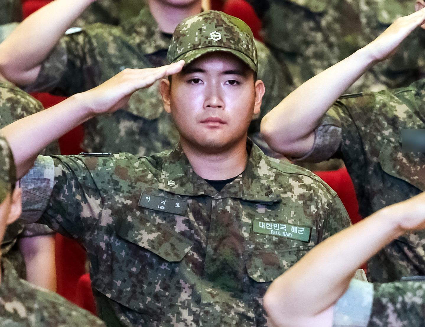 Lee Jee-ho, the eldest son of Samsung Electronics Executive Chairman Lee Jae-yong, salutes during an enlistment ceremony at the Naval Academy in Changwon, South Gyeongsang, on Sept. 23, 2025. [YONHAP] 