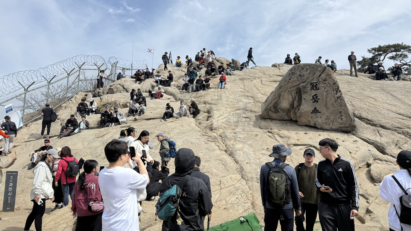 People crowd at Mount Gwanak's Yeonjudae [WOO JI-WON]