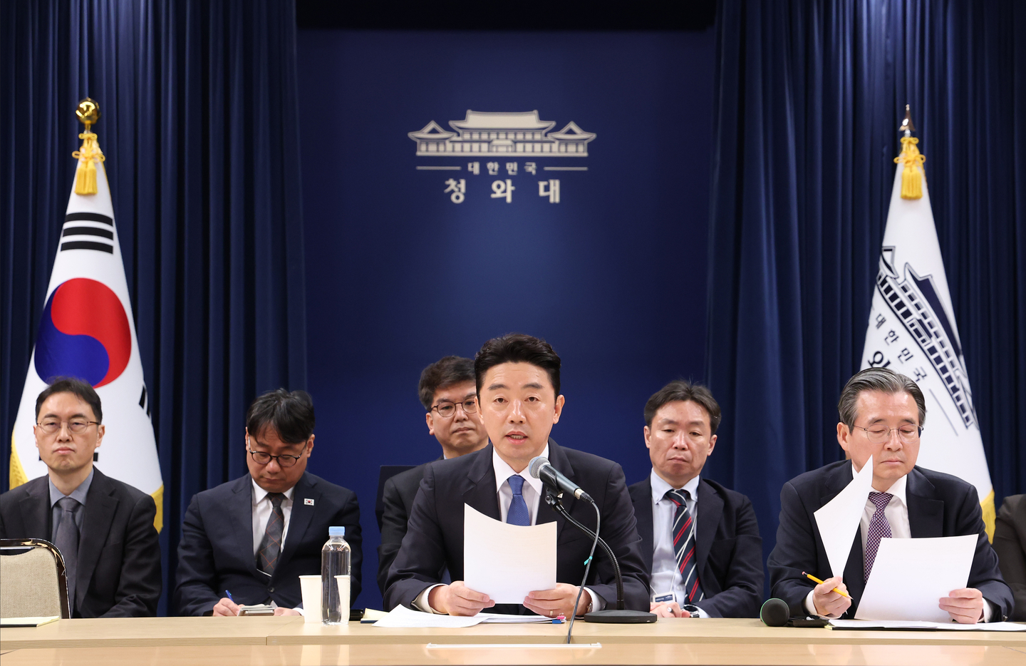 Kang Hoon-sik, center, presidential chief of staff, speaks at a press briefing on the Middle East situation at the Blue House in central Seoul on April 7. [JOINT PRESS CORPS] 