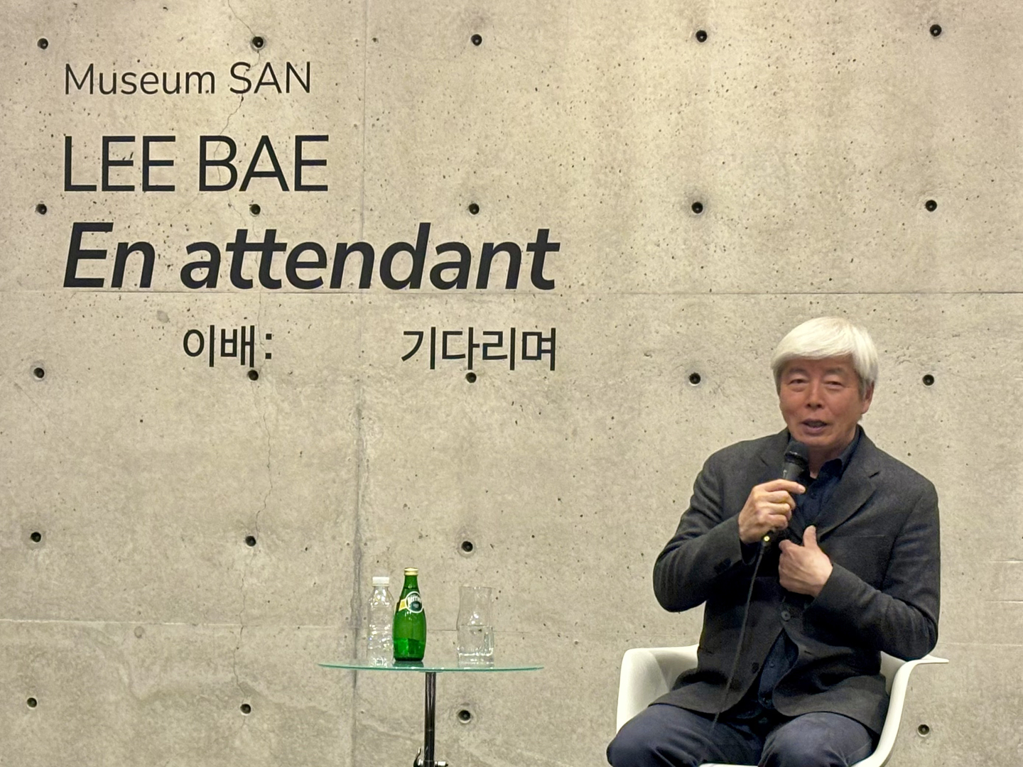 Artist Lee Bae speaks to reporters about his solo show "En attendant: Waiting" at Museum SAN in Wonju, Gangwon, on April 6. [LEE JIAN]