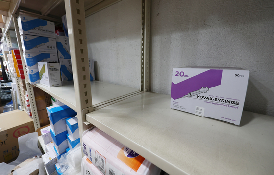 A display of 5-milliliter and 10-milliliter syringes is empty, with only a single box of 20-milliliter syringes remaining at a medical device shop in Seoul on April 7. [YONHAP]