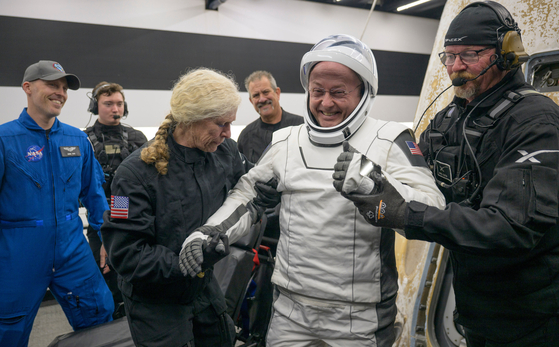 NASA astronaut Mike Fincke is helped out of the SpaceX Crew-11 capsule after they re-entered the Earth in a middle-of-the-night splashdown near San Diego, on Jan. 15. [AP/YONHAP]