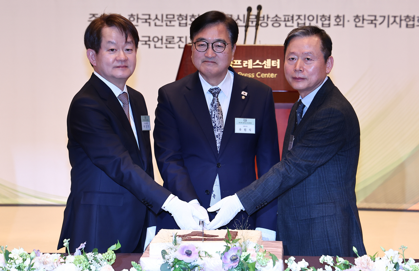 Park Chang-hee, president of the Korean Association of Newspapers, left, Woo Won-shik, speaker of the National Assembly, center, and Lee Tae-gyu, president of the Korea News Editors' Association, cut a celebratory cake at an event marking the 70th Newspaper Day at the Korea Press Center in Jung District, central Seoul, on April 7. [NEWS1]